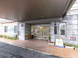 明るいエントランス外観