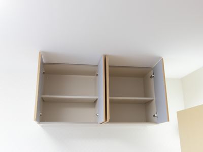 壁に取り付けた開いた棚