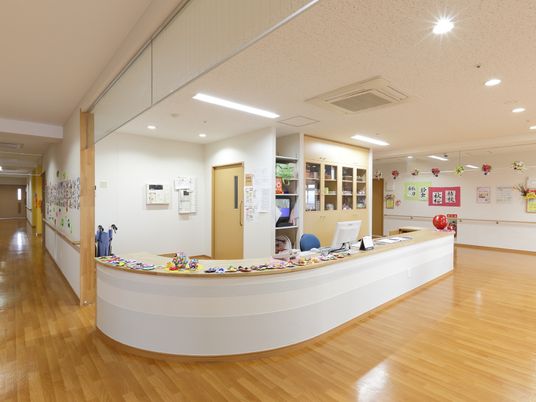 明るい廊下のフロント