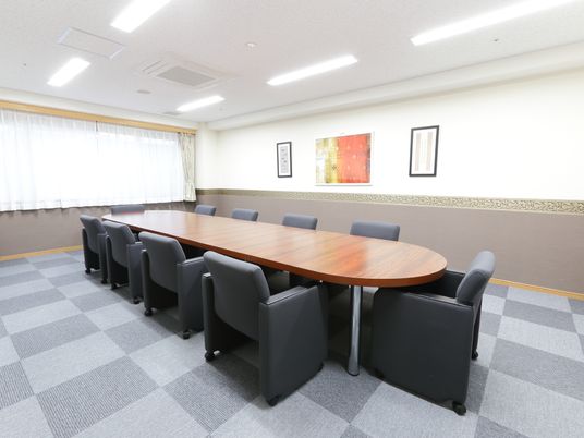 会議用テーブルと椅子の部屋