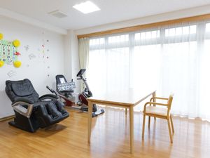 機能訓練室の明るい空間