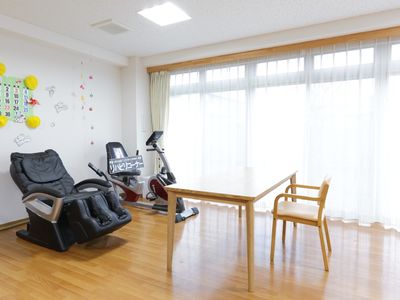 機能訓練室の明るい空間