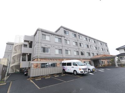 灰色の大きな建物外観