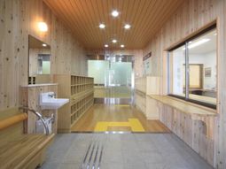 木目調の明るいエントランス