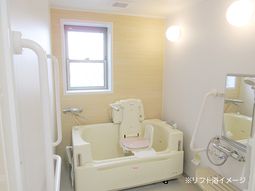 明るく清潔な浴室