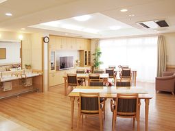 温かみのある明るい食堂