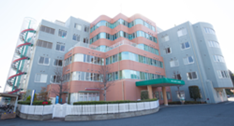 緑の屋根が特徴的な建物外観