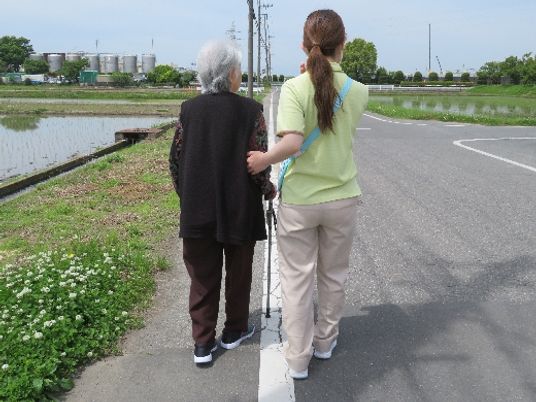 介護士と歩く道