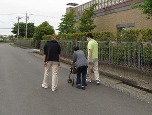屋外を歩く様子