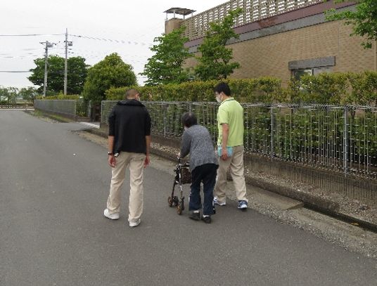 屋外を歩く様子