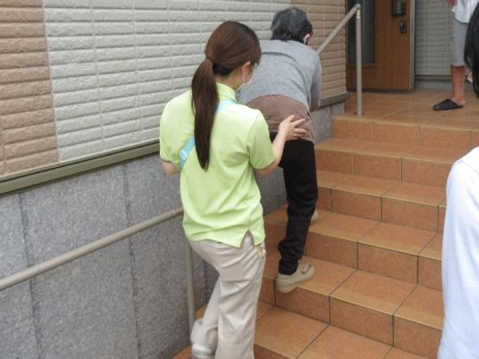 階段付き外エントランス