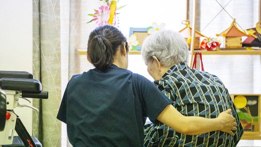介助中のスタッフと利用者