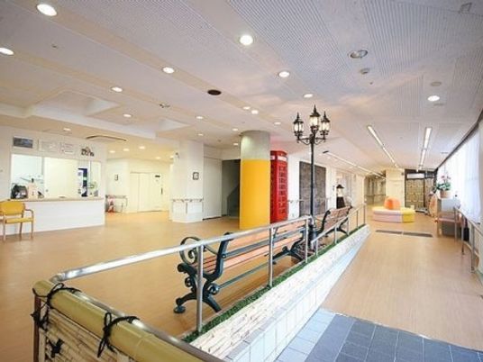 広々とした明るいロビー