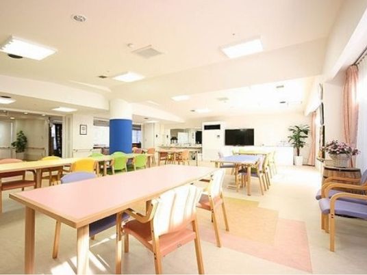 広々とした明るい食堂