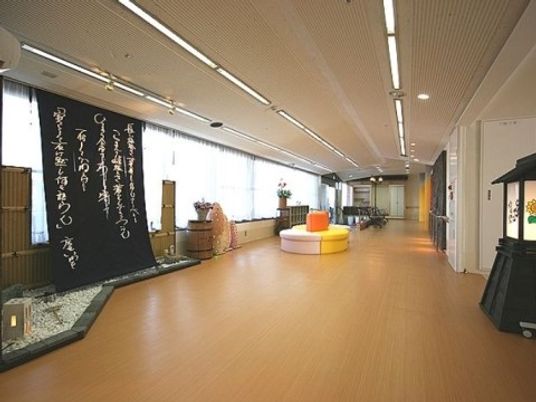 広々とした明るい廊下