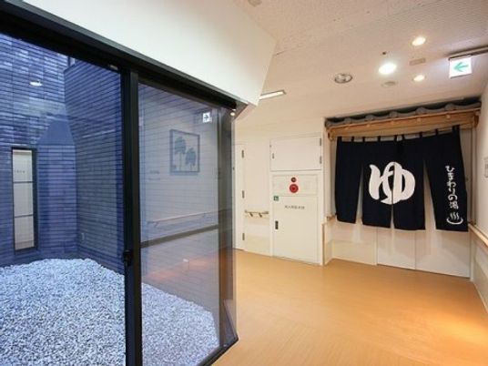 中庭が見える廊下