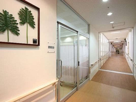 明るい廊下の風景