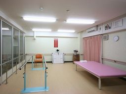 明るいリハビリ室