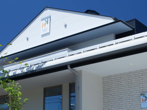 白い外壁の建物外観  