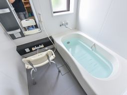 バリアフリー設計の浴室