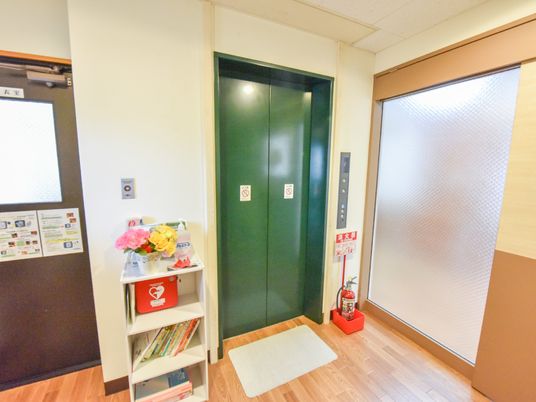 エレベーター前の廊下