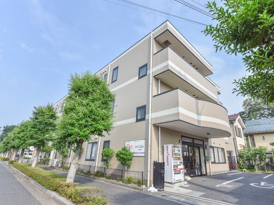 明るい施設の外観