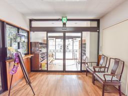 エントランス広々明るい