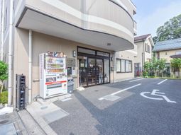 エントランス先の外観