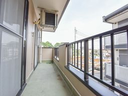 明るい廊下の風景