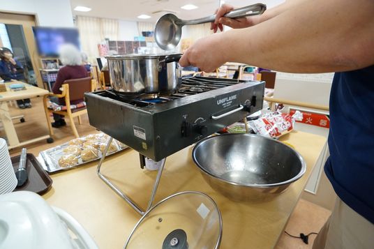 共用キッチンでの料理風景