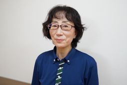 明るい表情のスタッフ像