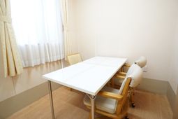 明るい食卓のある居室