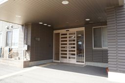 明るいエントランスの外観