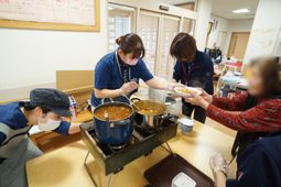 温かい食事の提供
