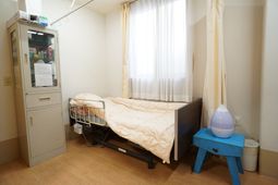 居室のシンプルなベッド