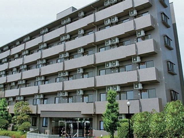 多階層の建物外観 外観 多くのバルコニーが特徴の建物は、居室からの眺望も期待できそうです。入口付近には植栽があり、緑を感じながら出入りできます。