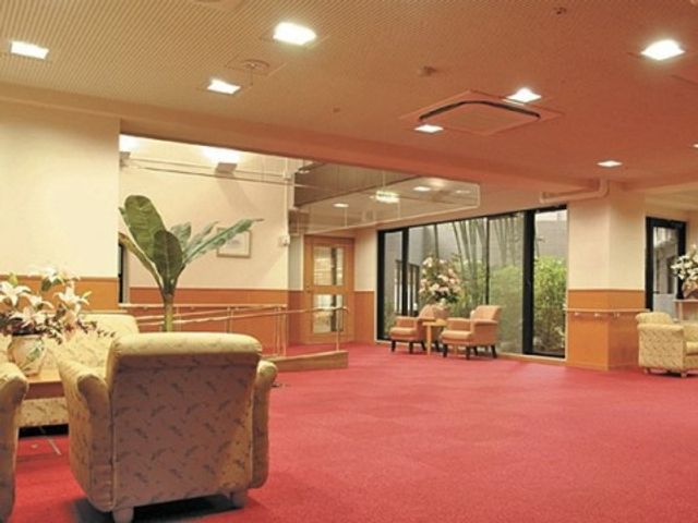 ゆったりとした快適ロビー エントランスホール 温かみのある照明の下で、ソファや植物が配置された安らげるロビーです。広々とした開放的な空間で、訪れる人々をやさしく迎え入れます。