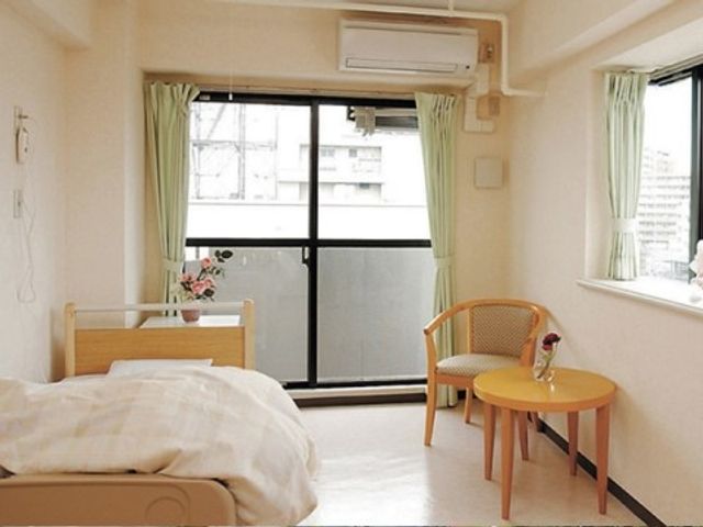 明るい個室の居室 居室 採光豊かで快適な個室です。居心地の良さを大切にした空間が、日々の暮らしを支えます。