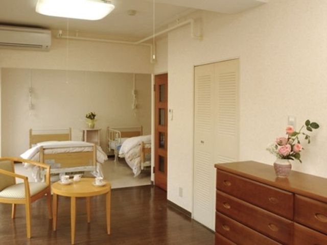 居心地の良い居室 バリアフリー 温かみのある木の床に、ゆとりのスペースが配された部屋です。これからお仕事をされる方にとって、患者様の快適な日々をサポートすることが期待される空間です。