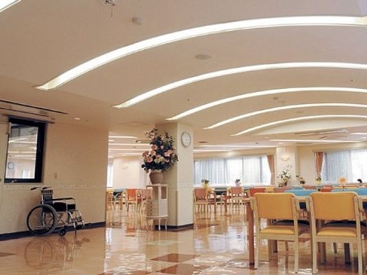 明るい食堂の全景