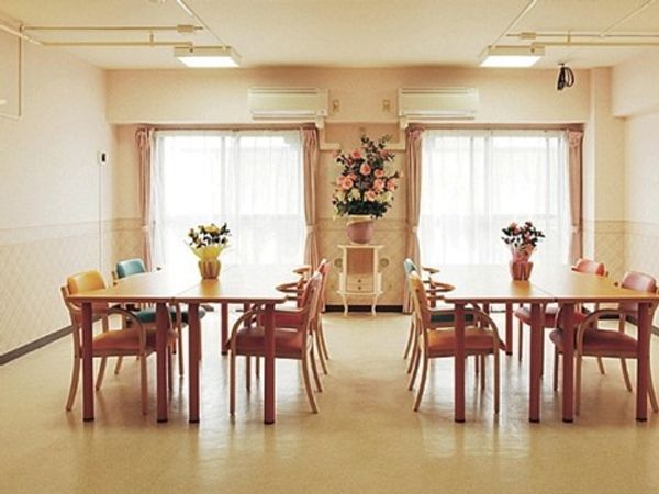 明るい食堂の様子
