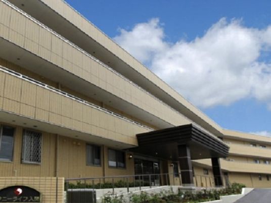 広々とした明るい建物エントランス