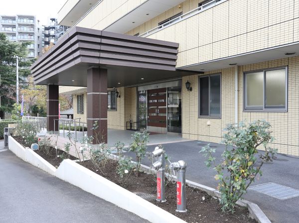 明るいエントランス外観