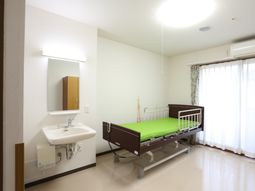 明るい個室の居室