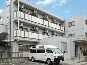 白い外壁の建物外観