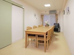 共用スペースの明るい一室