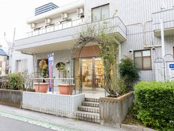 エントランスの明るい建物