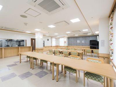 広々とした明るい食堂