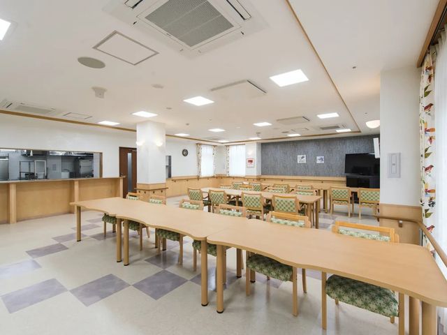 明るい食堂の様子 食堂   明るい照明と広めの配置で、ゆったり過ごしやすい食堂です。窓辺の席やテレビもあり、食事や会話の場として使いやすそうです。