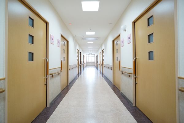 清潔な廊下とドア